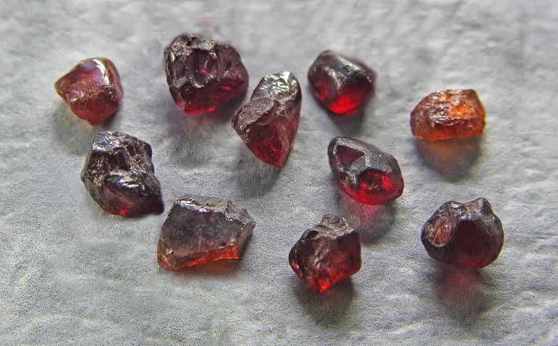 Garnet — Crystals illustration