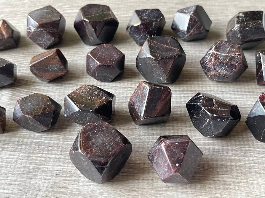 Garnet (Almandine) — Crystals illustration