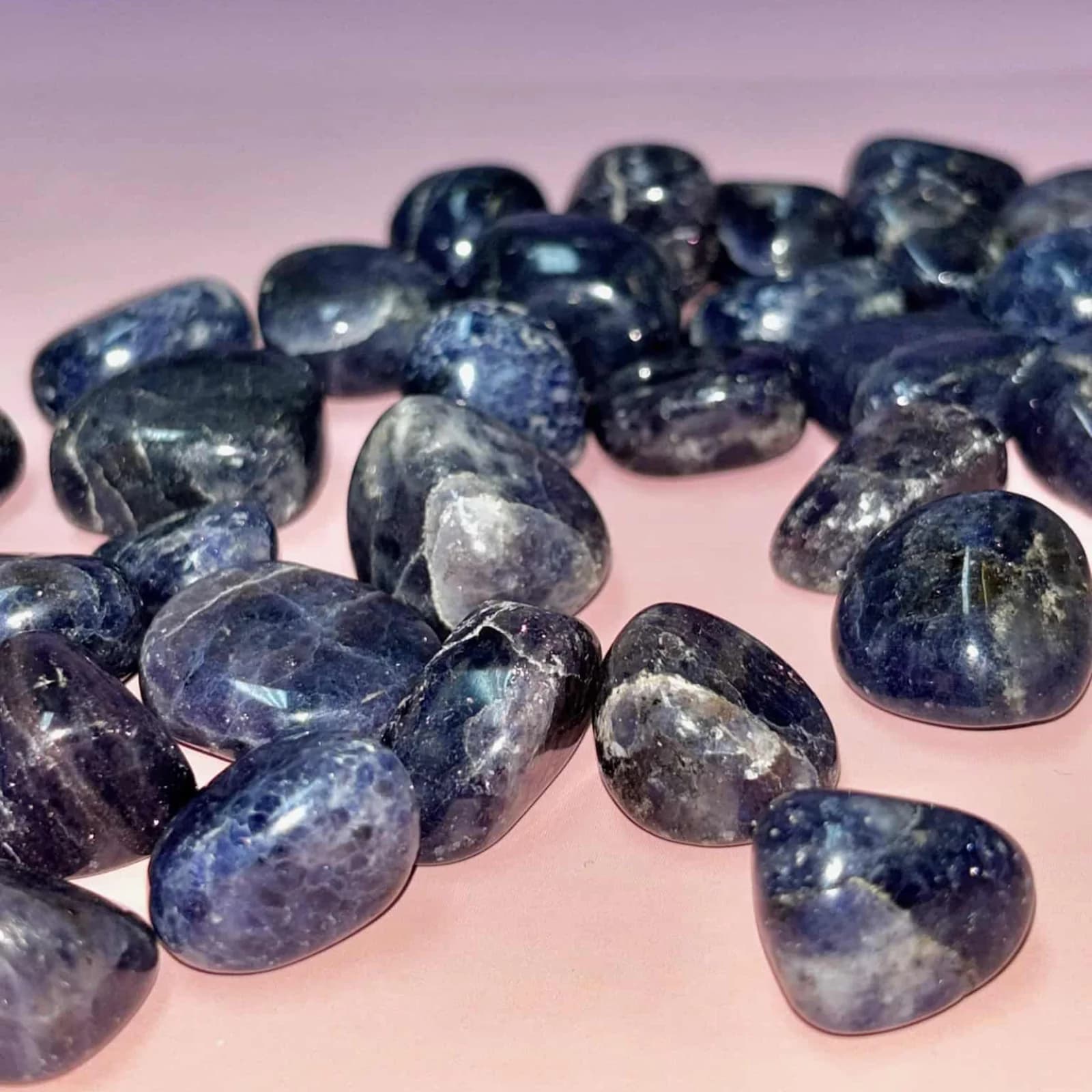 Iolite — Crystals illustration