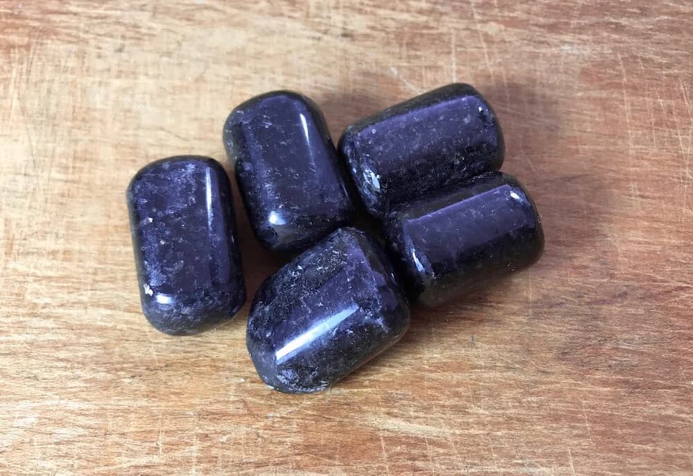 Nuummite — Crystals illustration